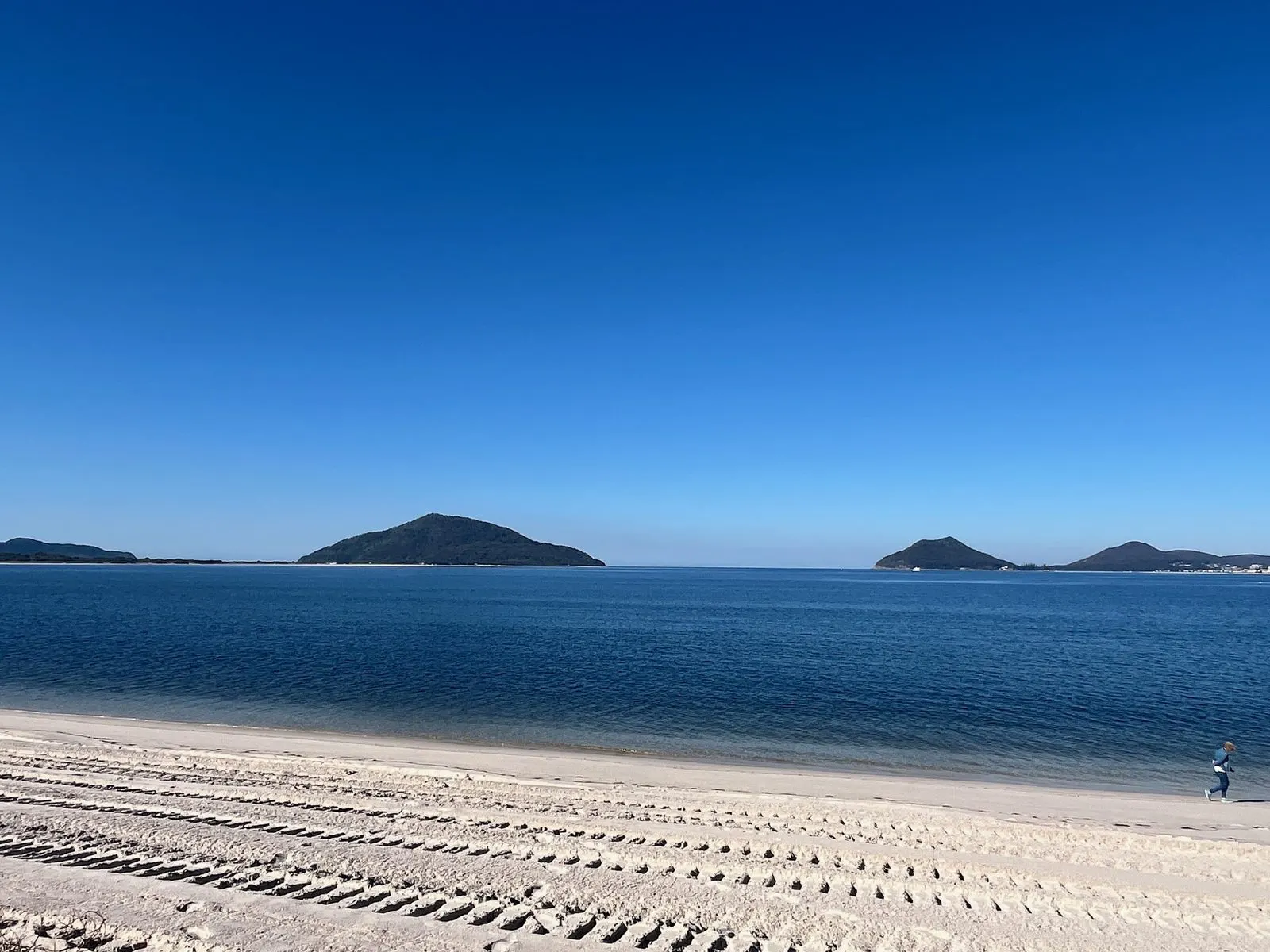 Jimmys Beach, Hawks Nest — white sand and calm turquoise water with Port Stephens islands